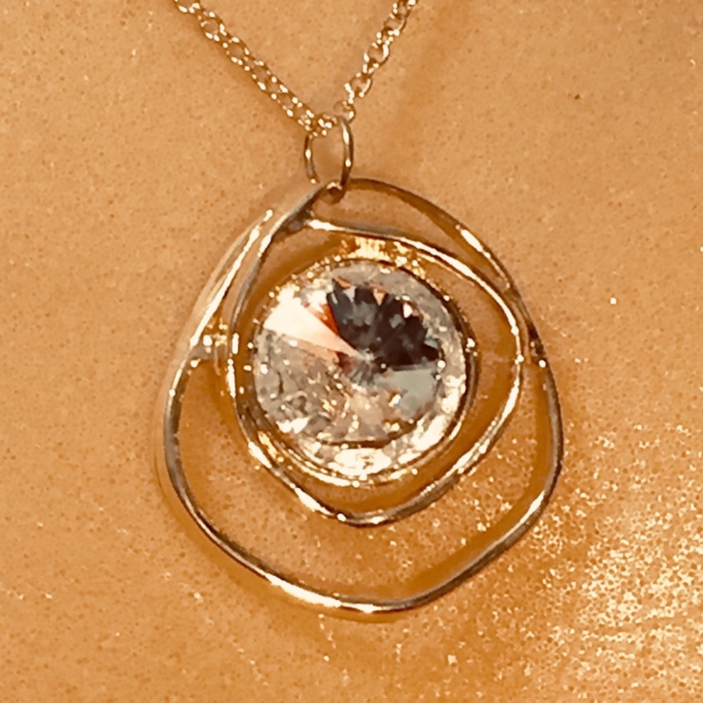 Beautiful gold tone necklace w/ large crystal - Picture 1 of 2